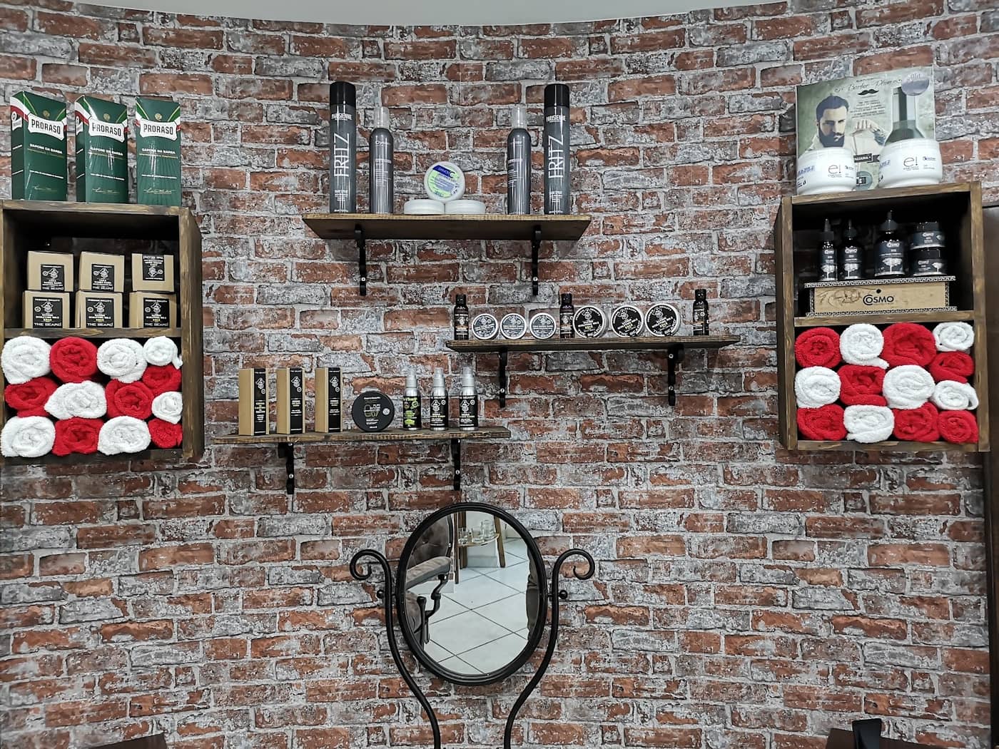 Carlo's Barber Shop — interno