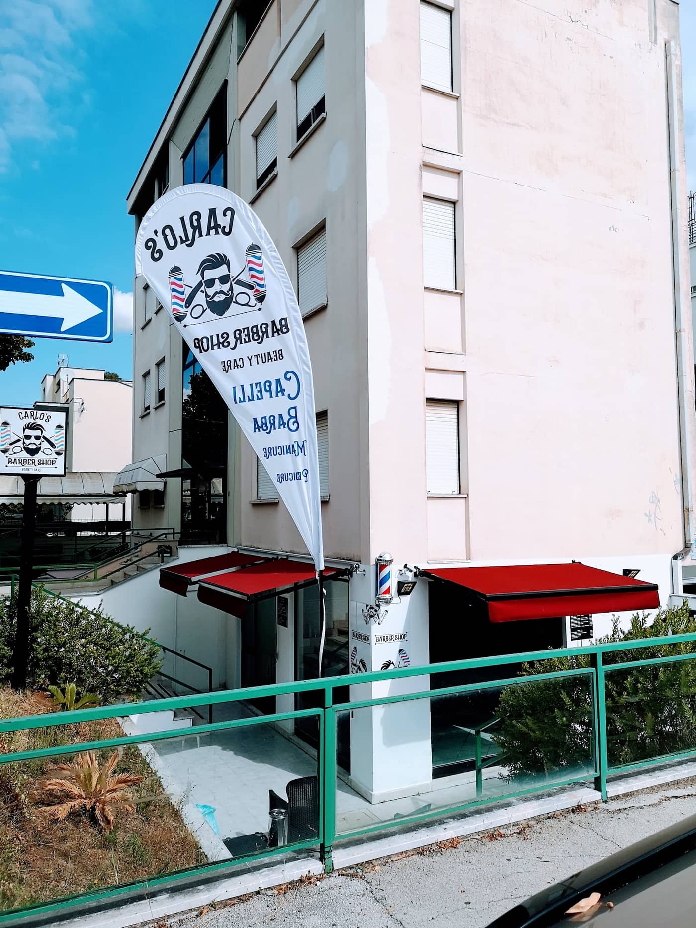 Carlo's Barber Shop — la sala