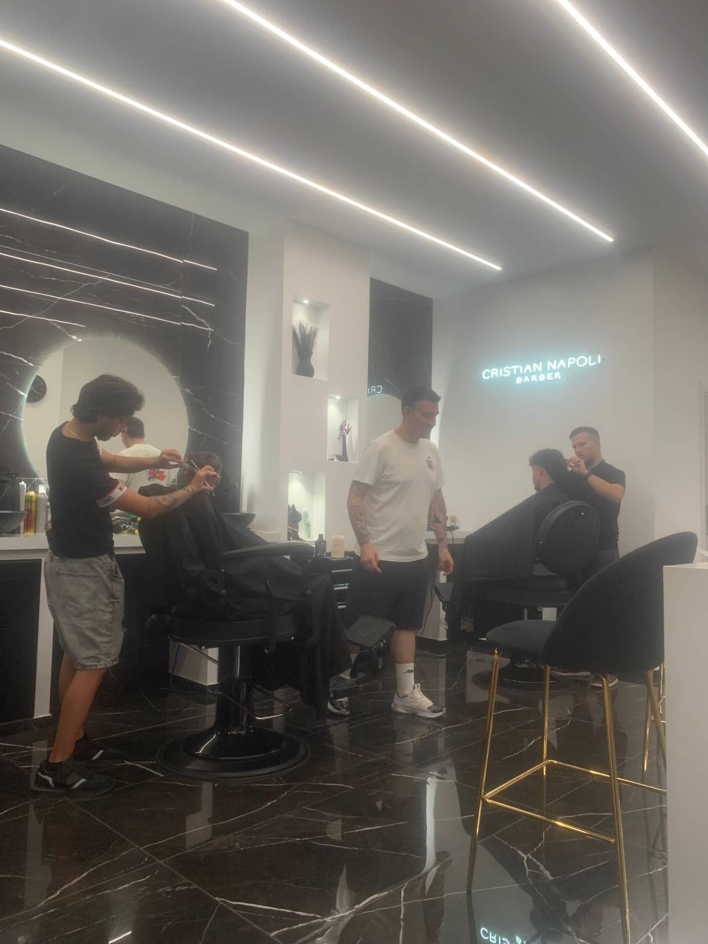 Cristian Napoli Barber — la sala