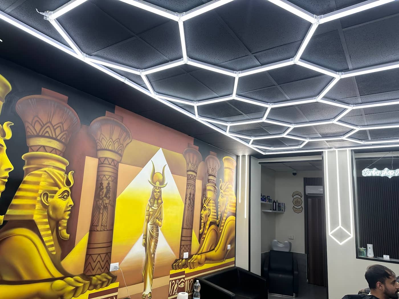 Il faraone d'Egitto barber shop — interno