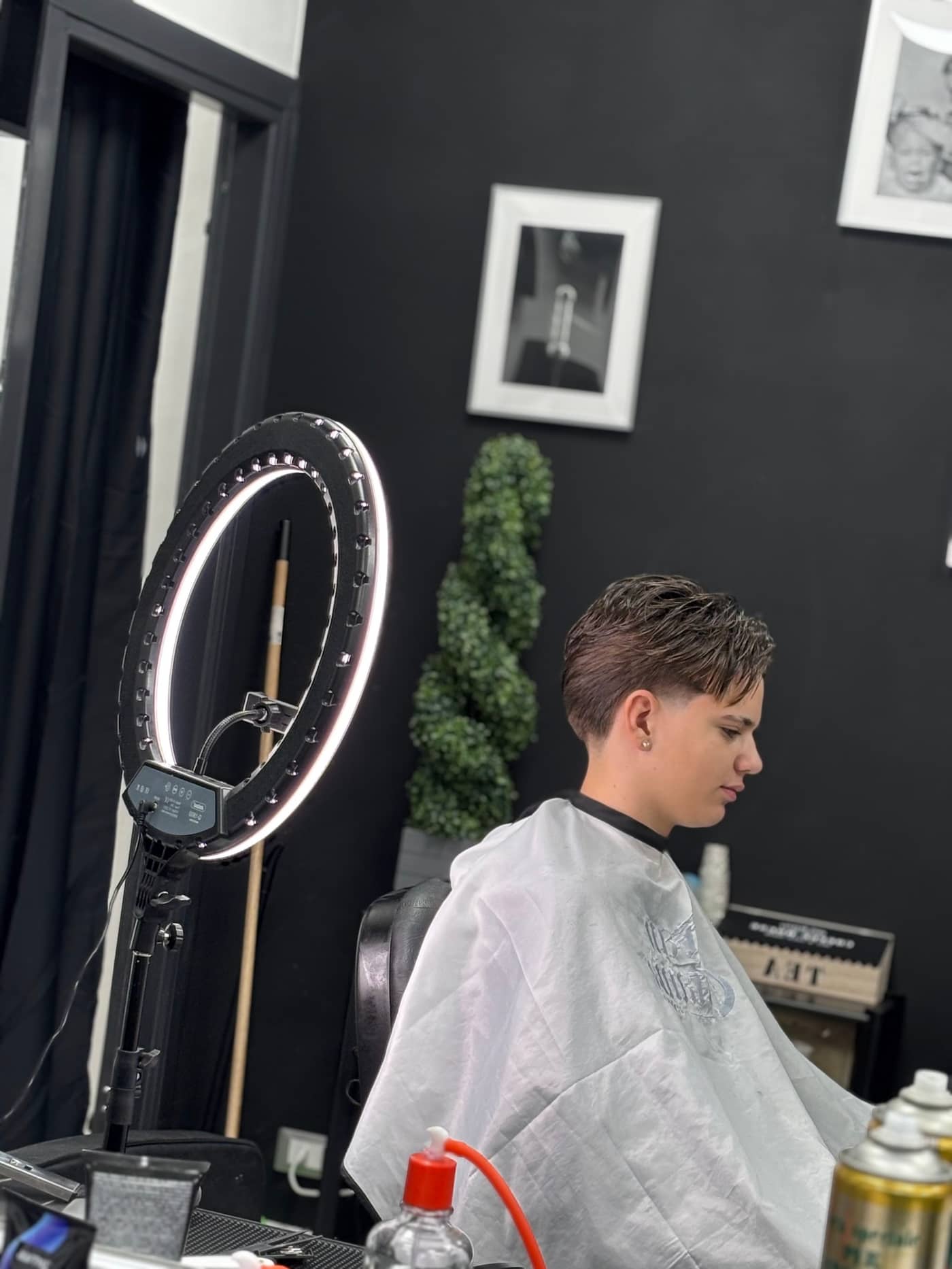 Ivan Catania Barber — la sala