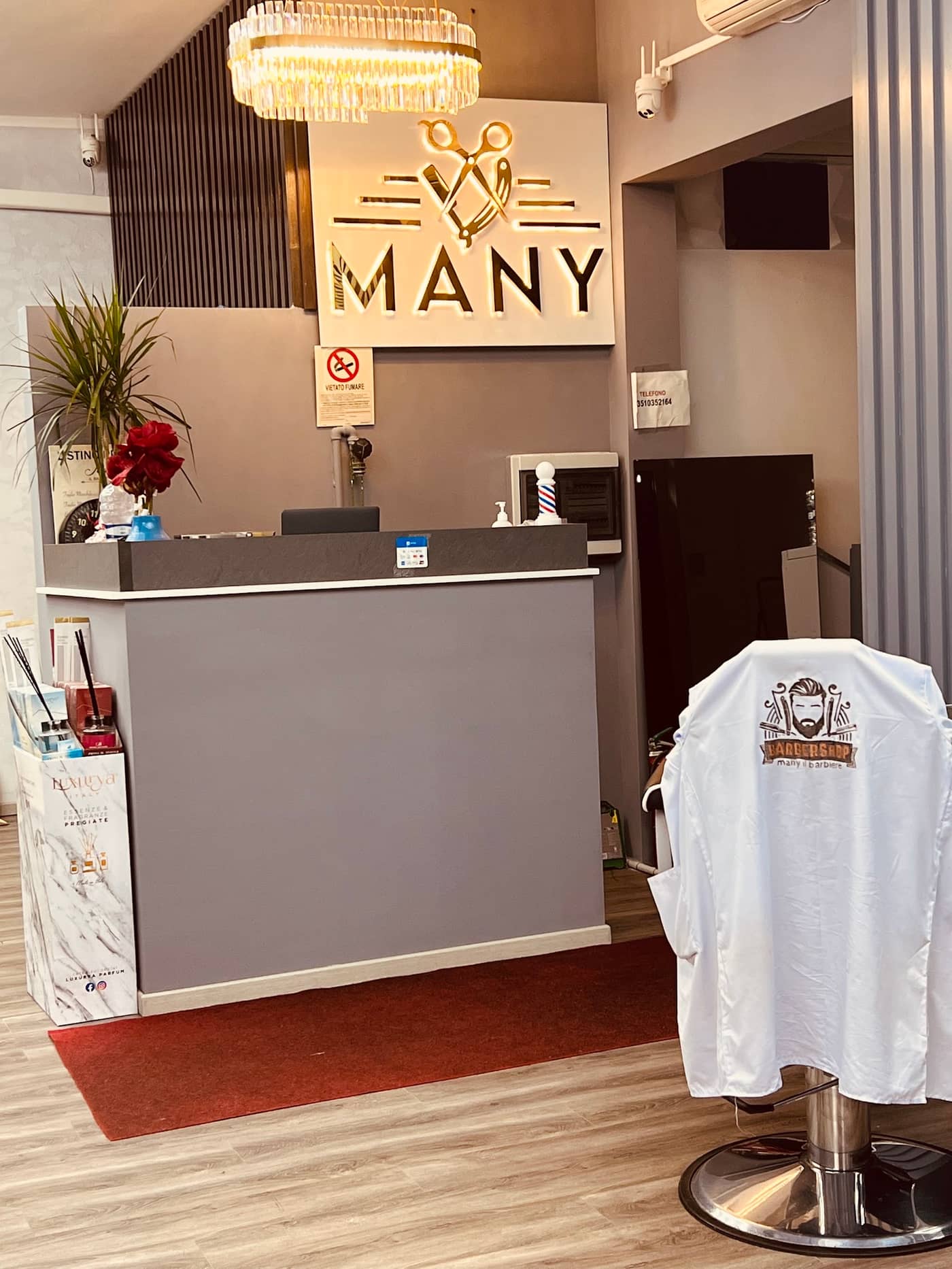 Many barber shop — la sala