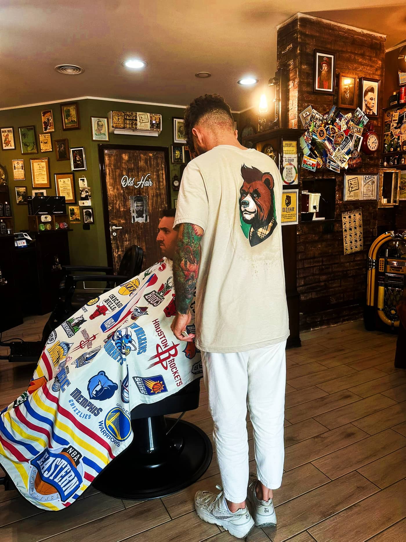 Old Hair Barber Shop - San Michele — interno
