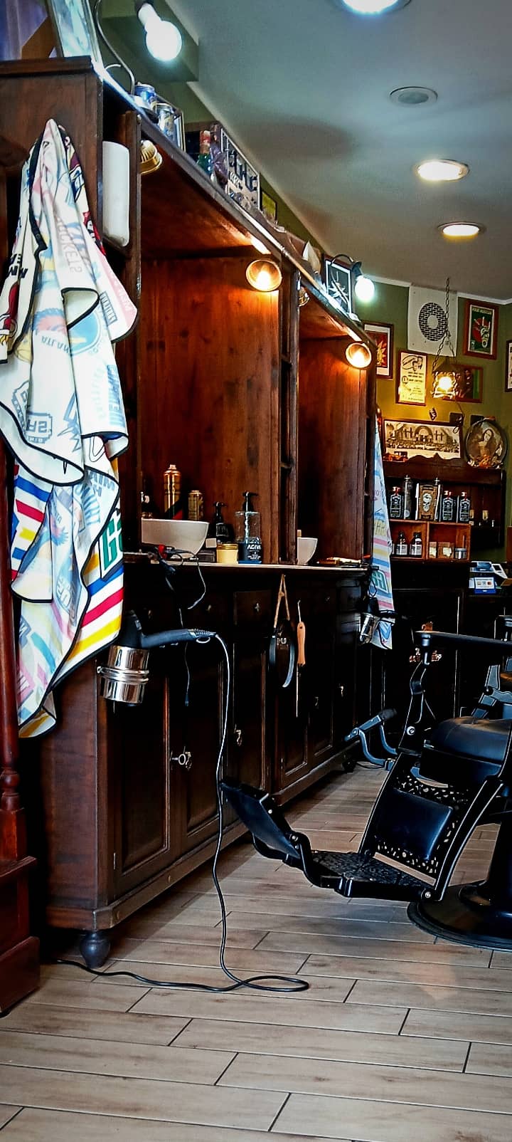 Old Hair Barber Shop - San Michele — la sala