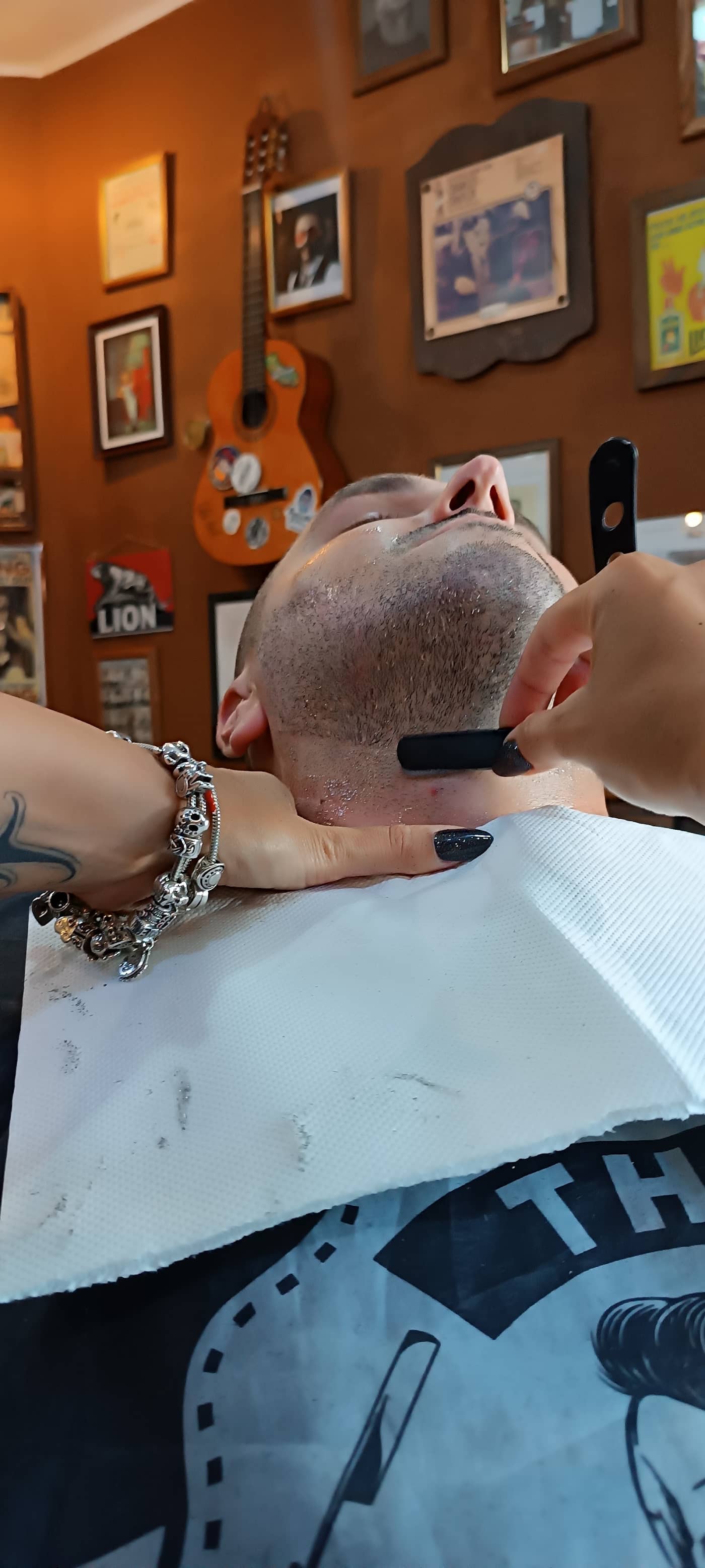 Old Hair Barber Shop - San Michele — dettaglio