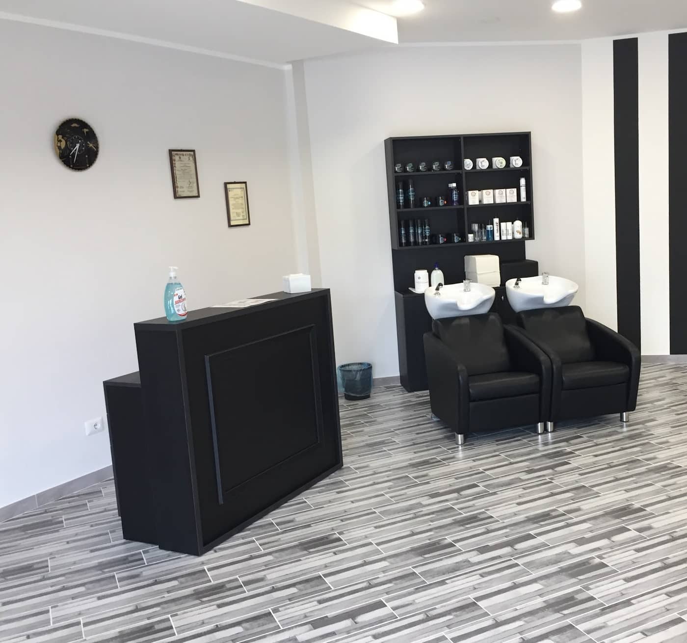 VMen's Style Barber Shop — la sala