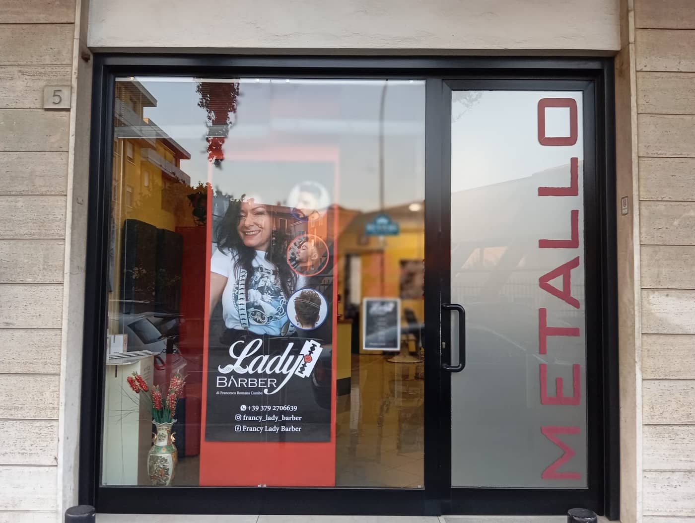 Lady Barber Hair and Beard Spa — interno
